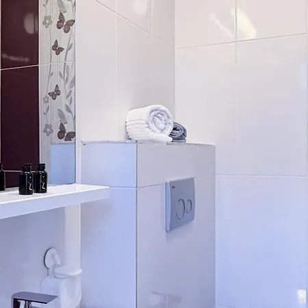 Deluxe Criss Solid Apartment *