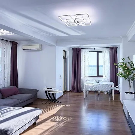 Deluxe Criss Solid Apartment Mamaia