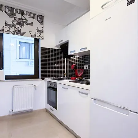 Deluxe Criss Solid Apartment