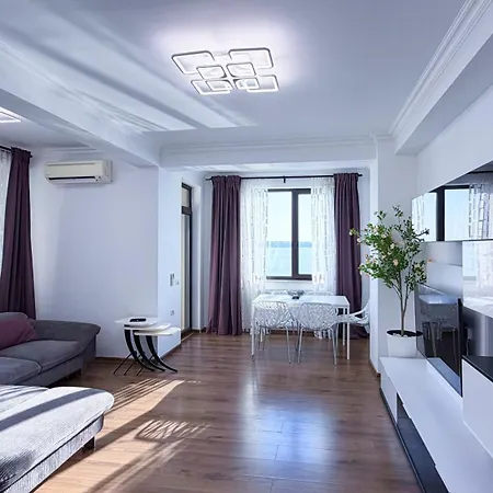 Deluxe Criss Solid Apartment *