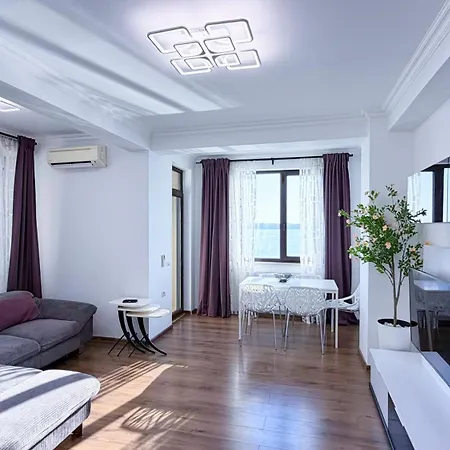 Deluxe Criss Solid Apartment Mamaia