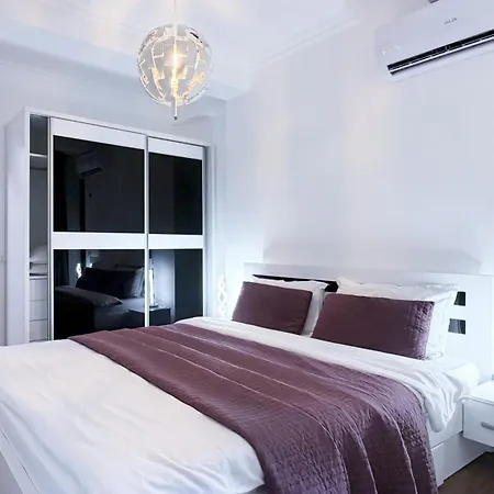 Deluxe Criss Solid Apartment Mamaia