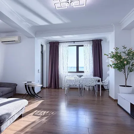 Deluxe Criss Solid Apartment Mamaia